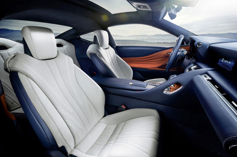 Nội thất của Lexus LC 500h 2018 với chất liệu da là chủ đạo, ghế ngồi thể thao. Ghế lái được hạ thấp trọng tâm cùng không gian cabin trực quan giúp tài xế có cảm giác thoải mái trong những chuyến đi dài. Bảng điều khiến trung tâm là màn hình LCD kích thước 10,3 inch.
