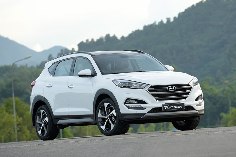 Hyundai Tucson 2017 ra mắt thị trường Việt, giá từ 815 triệu đồng. Hyundai Thành Công vừa trình làng mẫu crossover Tucson 2017 tại thị trường Việt Nam với giá khởi điểm 815 triệu đồng. (CHI TIẾT)