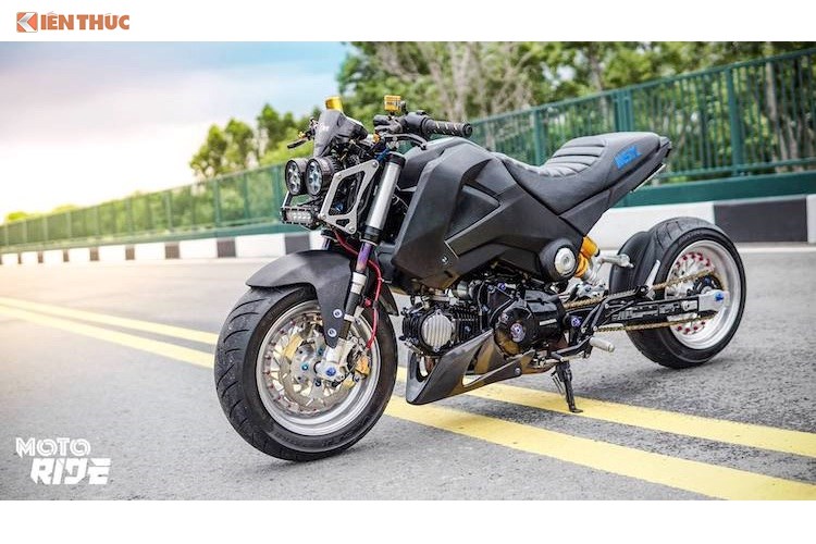 Chi hơn 100 triệu độ Honda MSX độc nhất Việt Nam. Sử dụng những phụ tùng ngoại nhập, dành riêng cho Honda MSX125, biker Sài Gòn đã tạo ra bản độ hạ gầm phong cách low rider 