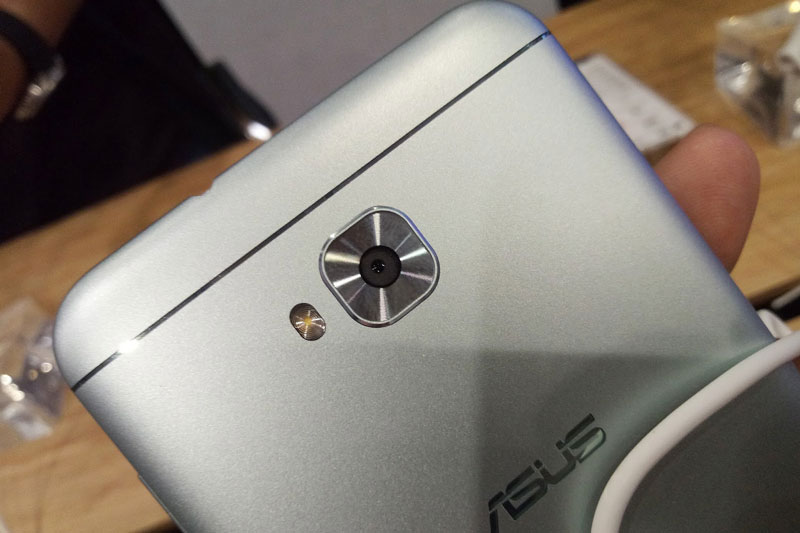 Camera chính của Asus ZenFone 4 Selfie Pro có độ phân giải 16 MP, khẩu độ f/2.0 với ống kính góc rộng 80 độ. Máy ảnh này được trang bị đèn flash LED, hỗ trợ lấy nét theo pha với tốc độ 0,03 giây, tạo tạo ảnh động (GIF), quay video 4K.