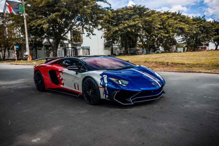 Minh “nhựa” lái Lamborghini Aventador SV giá 35 tỉ đồng dạo phố. Cuối tuần qua, đại gia Minh 