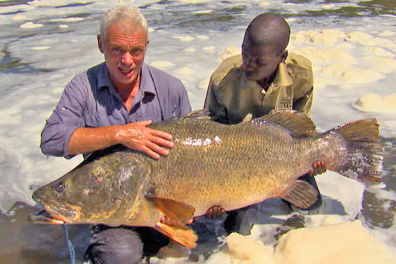 Jeremy Wade và con cá rô sông Nile khổng lồ.