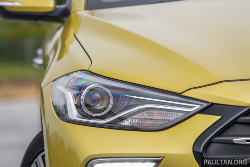 Hyundai Elantra Sport 1.6 Turbo 2017 sử dụng đèn pha HID. 