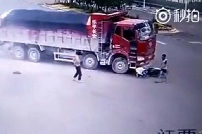 Liên tục bị xe tải cán nhưng vẫn may mắn thoát chết. Người đàn ông điều khiển xe máy đi qua giao lộ không quan sát, suýt bị 2 xe tải liên tiếp cán qua tại Trung Quốc. (CHI TIẾT)