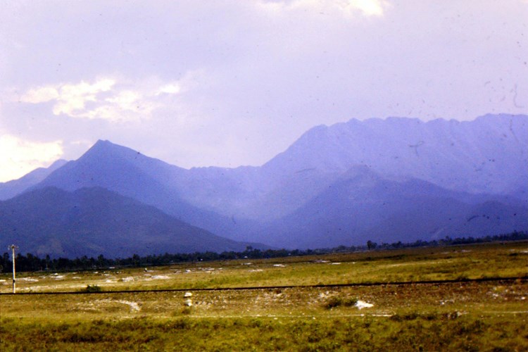 Đồi núi trùng điệp nhìn từ Quốc lộ 1 thuộc địa phận Huế, miền Trung thập niên 1960. Ảnh: Jack McCabe.