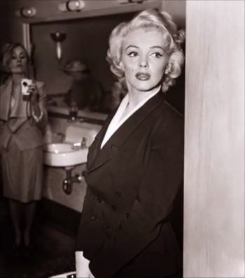 Người phụ nữ phía sau Marilyn Monroe cầm đồ vật giống máy ảnh hiện đại. Ảnh: YouTube.