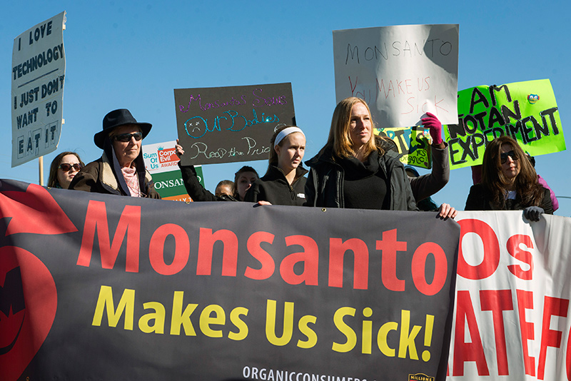 Một cuộc biểu tình của nông dân Mỹ phản đối Công ty Monsanto. Ảnh: PBS
