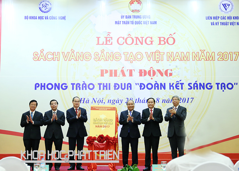 Thủ tướng Nguyễn Xuân Phúc (thứ ba, bên phải qua) cùng các đại biểu chính thức công bố Sách vàng Sáng tạo Việt Nam 2017. Ảnh: Châu Long