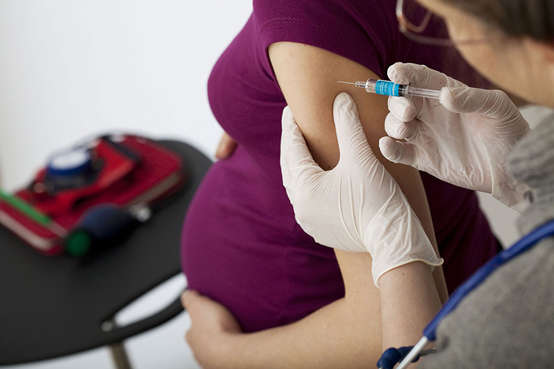 Một thai phụ Mỹ được tiêm vắcxin. Ảnh: Medscape