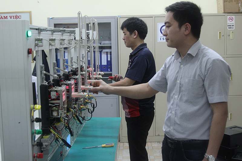Cán bộ Trung tâm Kỹ thuật TC-ĐL-CL kiểm định côngtơ điện. Ảnh: Hải Ninh
