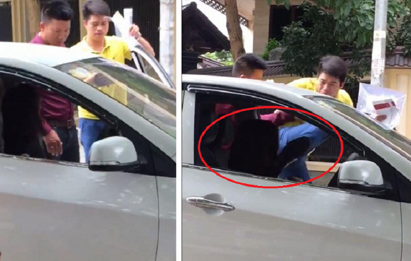 Người đàn ông đạp liên tiếp vào mặt nữ tài xế ở Hà Nội. Chiếc xe hơi vừa dừng lại trên phố, bỗng nhiên người đàn ông lao tới, mở cửa, đạp liên tiếp vào mặt nữ tài xế tại Hà Nội. (CHI TIẾT)