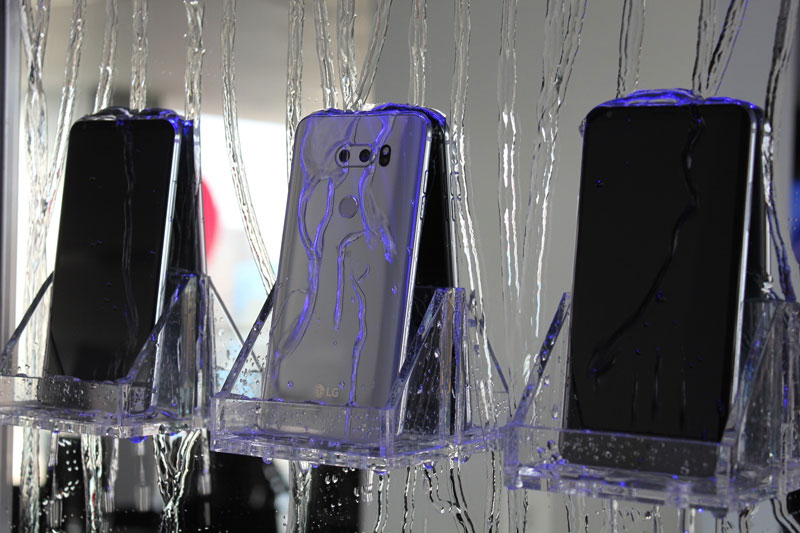 LG V30 hỗ trợ chống bụi, chống nước theo tiêu chuẩn IP68. Nhờ đó, nó có thể ngâm nước ở độ sâu 1,5 m trong 30 phút.