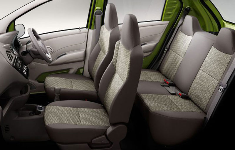 Là mẫu hatchback giá rẻ nên nội thất của Datsun redi-GO chủ yếu sử dụng chất liệu nỉ và nhựa cứng.