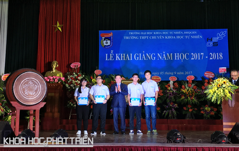 PTT Vương Đình Huệ tặng quà cho các học sinh đạt giải cao trong kỳ thi Olympic quốc tế.