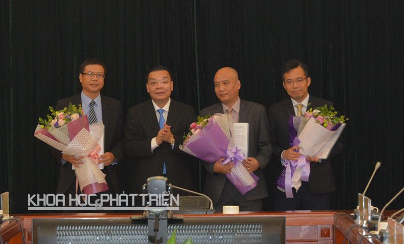 Bộ trưởng Bộ Khoa học và Công nghệ (thứ hai từ trái qua) trao quyết định và tặng hoa các nhân sự nhận nhiệm vụ mới. Ảnh: Hạnh Nguyên