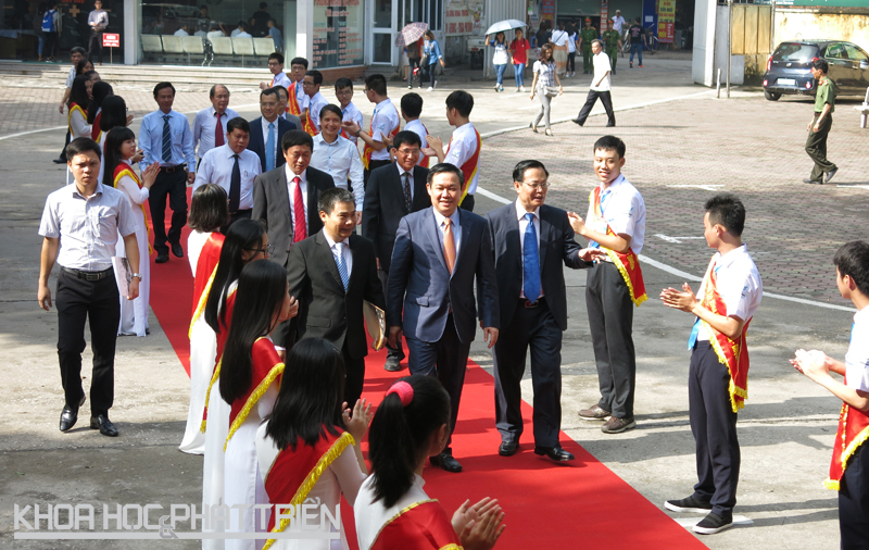 PTT Vương Đình Huệ (hàng đầu, thứ 2 từ trái sang) đến dự lễ khai giảng.
