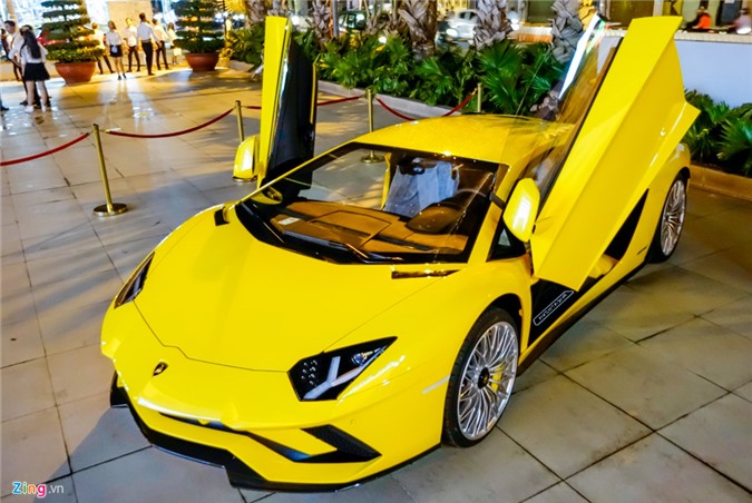 Cận cảnh Lamborghini Aventador S hơn 40 tỷ trên phố Sài Gòn. Sau khi về tay chủ xe tại TP.HCM, phiên bản nâng cấp của Lamborghini Aventador xuất hiện trên hè phố, thu hút sự chú ý của nhiều người. (CHI TIẾT)