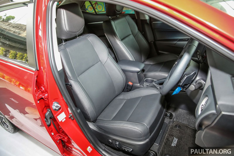 Toàn bộ ghế ngồi của Toyota Corolla Altis 2.0V 2017 đều được bọc da, điều hòa tự động. Ghế lái thể thao, có thể chỉnh điện 8 hướng.