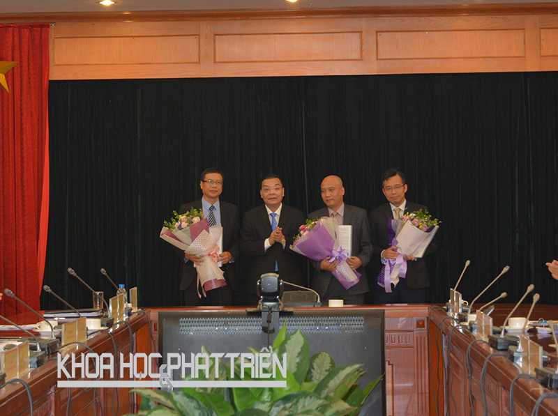 Bộ trưởng Bộ Khoa học và Công nghệ (thứ hai từ trái qua) trao quyết định và tặng hoa các nhân sự nhận nhiệm vụ mới.  Ảnh: Hạnh Nguyên