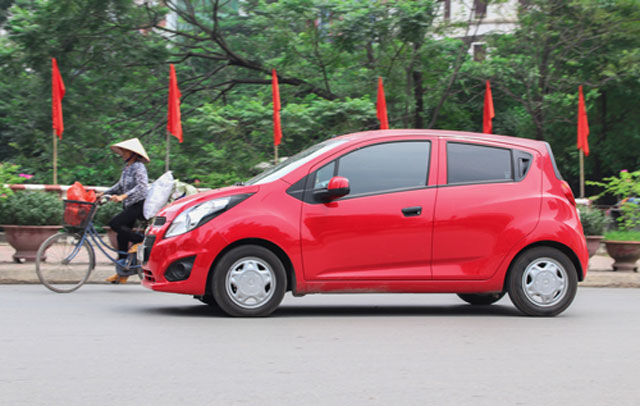 Gánh nặng lớn khiến người Việt khó tiếp cận ôtô là thuế cao.