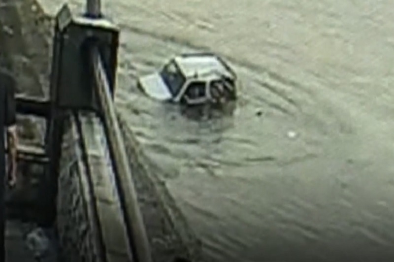 Nhầm chân phanh với chân ga, nữ tài xế lùi ôtô rơi xuống sông. Nữ tài xế điều khiển xe ôtô đi lùi. Tuy nhiên, vì nhầm chân ga và chân phanh nên người phụ nữ đã khiến chiếc xe rơi xuống sông. (CHI TIẾT)