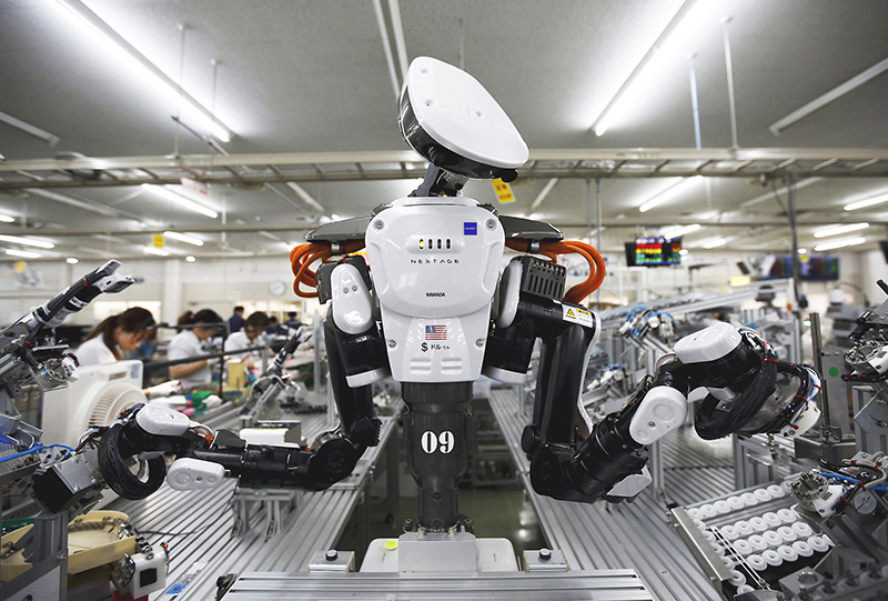 Con người và robot cùng làm việc trong một dây chuyền tại Kazo, tỉnh Saitama, Nhật Bản. Ảnh: Japantimes