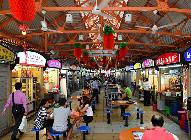 Một trung tâm dịch vụ ẩm thực đường phố tại Singapore. Ảnh: Justgola