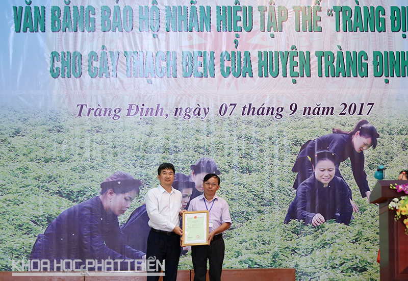  Ông Phan Ngân Sơn - Phó Cục trưởng Cục Sở hữu trí tuệ trao Quyết định cấp Giấy chứng nhận đăng ký NHTT cho 