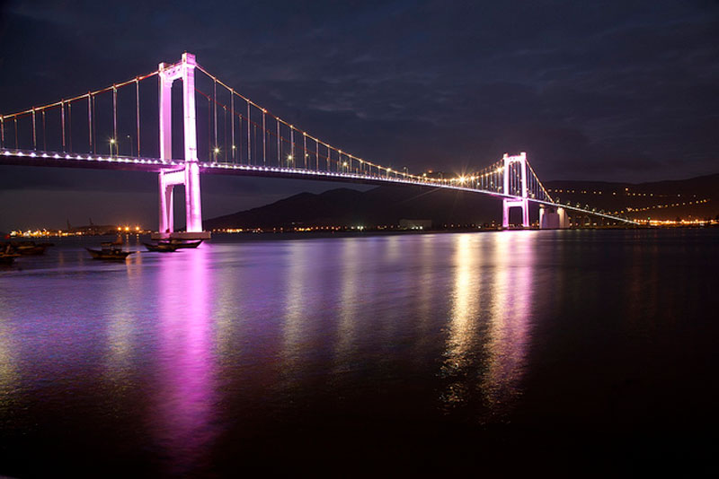 Cầu Thuận Phước còn là địa điểm giúp du khách ngắm phố Đà Nẵng hoa lệ lúc về đêm. Mọi thứ được trưng bày trước mắt với những cây cầu khác nối hai bờ sông Hàn, những tòa nhà cao tầng, những ngọn đèn lấp lánh… Ảnh: Lendang.