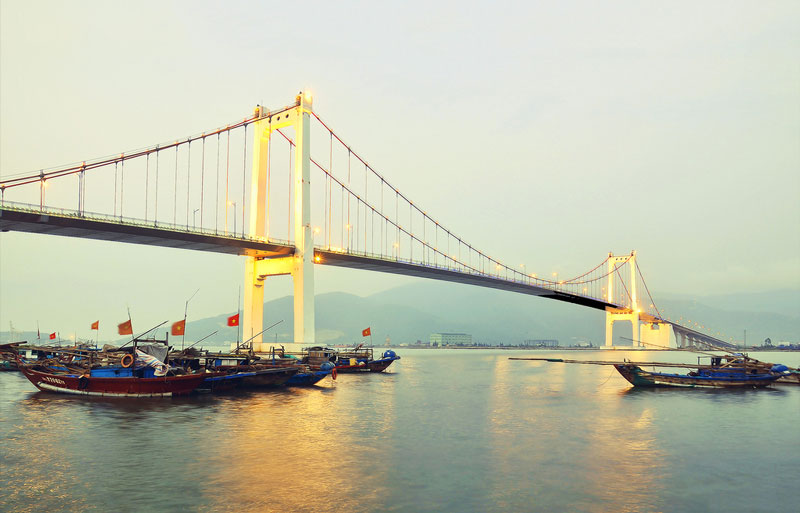 Cầu có tổng chiều dài 1.856m, trong đó phần cầu treo dây võng dài 655m và phần cầu dẫn phía hai đầu Thuận Phước và Sơn Trà mỗi bên dài 600m. Ảnh: Cuong Nguyen.