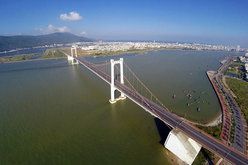 Nhìn từ mọi góc độ, cầu Thuận Phước đều mang một dáng vẻ hiện đại, lộng lẫy và đầy quyến rũ. Ảnh: Zing.