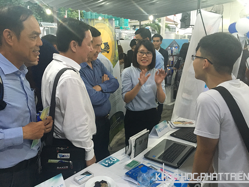PGS-TS Huỳnh Thành Đạt và Giám đốc Sở Kế hoạch đầu tư TPHCM đang lắng nghe startup giới thiệu về sản phẩm của Nhóm