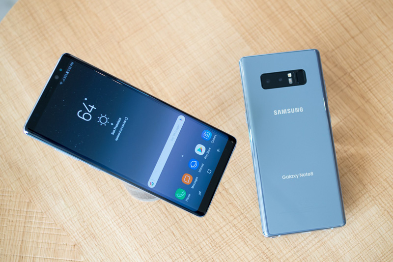 Samsung Galaxy Note 8 có 4 tuỳ chọn màu sắc gồm đen, tím khói, vàng hổ phách và xanh biển. Gái bán của máy ở Việt Nam là 22,99 triệu đồng.