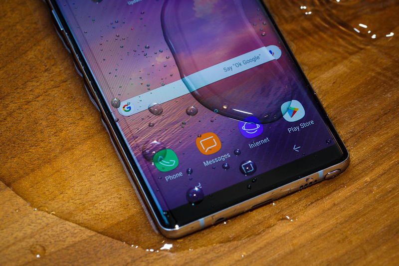 Galaxy Note 8 có khả năng chống bụi, chống nước theo tiêu chuẩn IP68 (có thể ngâm nước ở độ sâu 1,5 m trong 30 phút). 