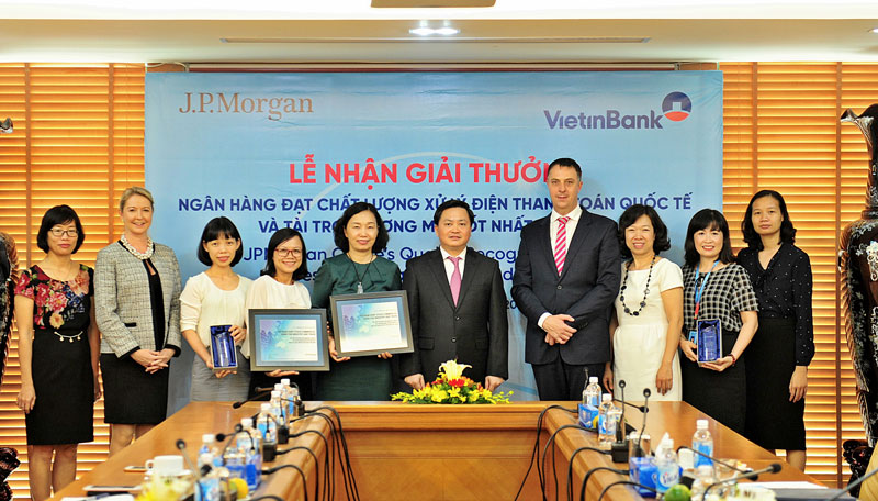 Ban Lãnh đạo VietinBank và JPMorgan Chase chúc mừng VietinBank đạt 2 giải thưởng quan trọng.