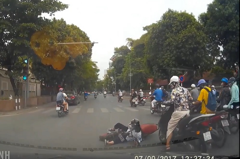 Vượt đèn đỏ, xe đạp điện bị xe máy tông tại Hà Nội. Nữ sinh điều khiển xe đạp điện vượt đèn đỏ băng qua ngã tư bị chiếc xe máy đâm ngã. (CHI TIẾT)
