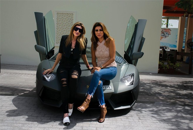 Arabian Gazelles - câu lạc bộ siêu xe cho chị em giàu có. Câu lạc bộ Arabian Gazelles là nơi quy tụ những phụ nữ thuộc giới thượng lưu, yêu thích lái và sở hữu siêu xe ở Các Tiểu vương quốc Ả-rập Thống nhất. (CHI TIẾT)