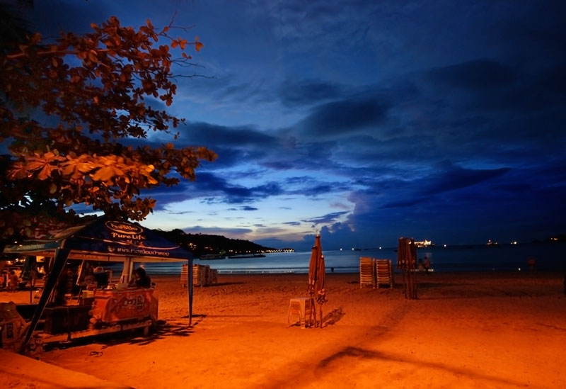 Bãi biển Patong còn nổi tiếng với hoạt động du lịch về đêm và là nơi có sự đa dạng về sắc tộc, ngoài người Thái, ở đây còn có người Hoa, người Mã Lai, và đặc biệt là cộng đồng người Việt Nam.