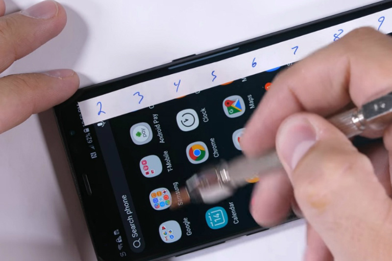 Thử độ bên Galaxy Note 8 bằng tua vít.