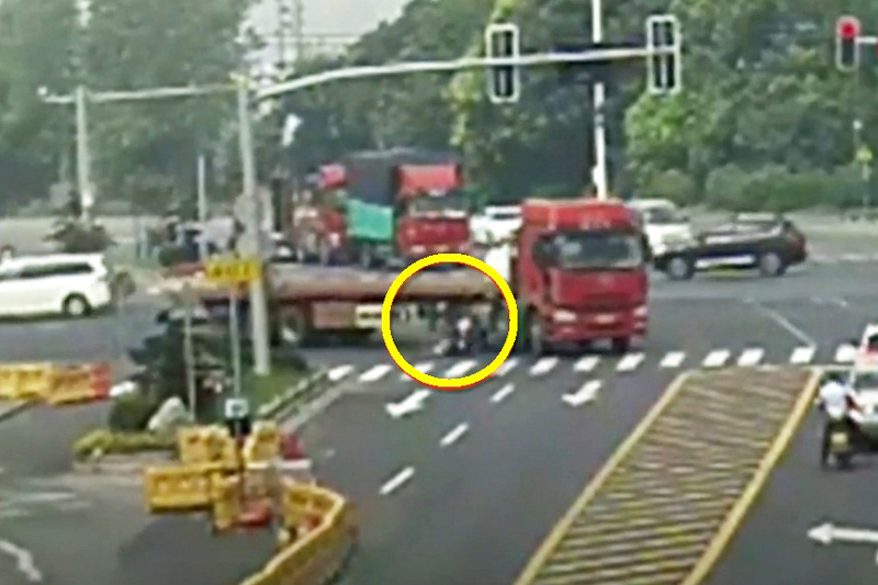Chui gầm xe container, người phụ nữ thoát chết ngoạn mục. Mặc dù bị “chui gầm” xe container, song người phụ nữ ở tỉnh Giang Tô, Trung Quốc chỉ bị thương nhẹ. (CHI TIẾT)