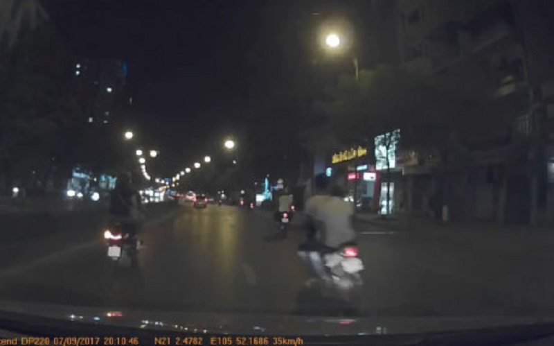 Hai thanh niên chạy xe tốc độ cao gây tai nạn tại Hà Nội. Hai thanh niên ngồi trên chiếc xe máy chạy với tốc độ cực nhanh đã tông phải một người đang sang đường tại Hà Nội. (CHI TIẾT)