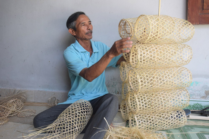 Làng nghề đan lờ 200 năm tại Quảng Nam. Đến mùa mưa cá về, người dân thôn Phú Đa, xã Quế Châu, huyện Quế Sơn, tỉnh Quảng Nam lại bận rộn với nghề đan lờ để kiếm sống. Theo tiết lộ của một người dân nơi đây, làng nghề này có tuổi đời khoảng 200 năm. (CHI TIẾT)