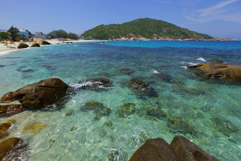 Quần đảo gồm khoảng 21 đảo lớn nhỏ cấu tạo từ đá macma xâm nhập và gồm hai dãy đảo song song theo hướng Bắc-Nam. Ảnh: Tran Thai Hoa.