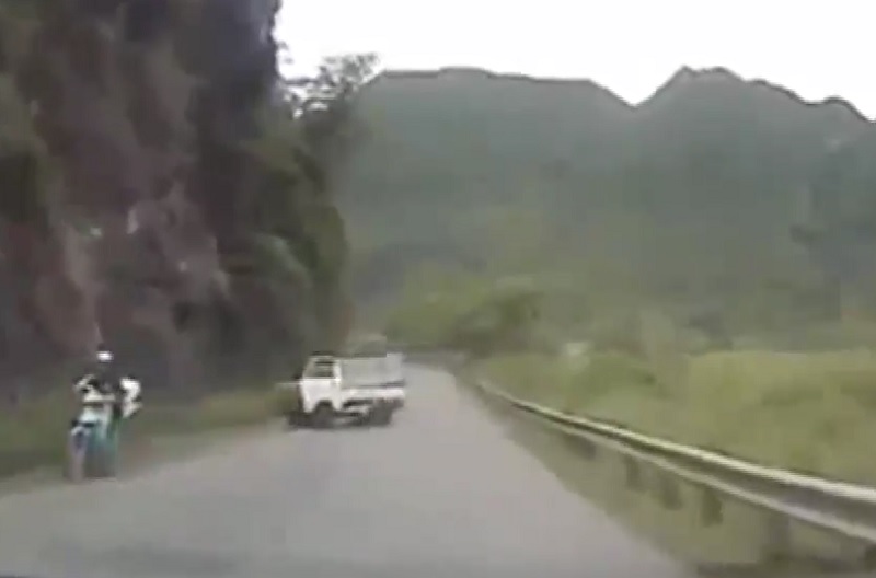 Xe tải thủng lốp, quay 180 độ trên đèo tại Lạng Sơn. Đang lưu thông trên đèo, xe tải trong đoạn video sau đây bất ngờ thủng lốp, tài xế không làm chủ được tay lái và quay xe 180 độ trước khi tấp vào bên kia đường. (CHI TIẾT)