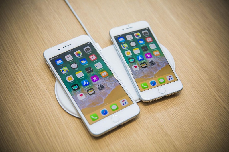 Mặt trước của iPhone 8 Plus (trái) và iPhone 8.