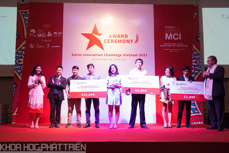 Ban tổ chức Cuộc thi trao giải cho các dự án đoạt giải