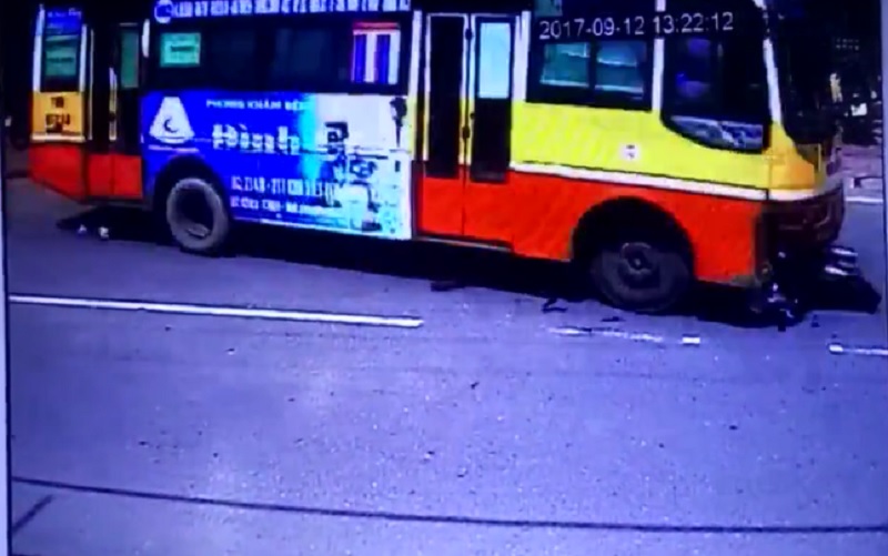 Xe buýt lấn làn, gây tai nạn chết người ở Nam Định. Xe buýt trong đoạn sau dưới đây chạy với tốc độ cao, lấn làn, cán tử vong một người phụ nữ đi xe máy. (CHI TIẾT)