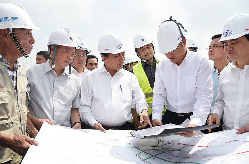 Thủ tướng (giữa) và đoàn công tác thị sát một số địa điểm triển khai dự án xây dựng ĐHQGHN tại Hòa Lạc. Ảnh: Thống Nhất