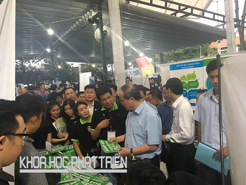Bí thư Thành ủy TPHCM Nguyễn Thiện Nhân tham quan sản phẩm của startup bên ngoài khuôn viên Sihub. Ảnh: Ngọc Lý