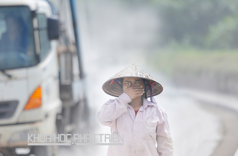 Chị Phạm Thị Hà (39 tuổi, Nam Định) hàng ngày phải đi qua con đường 